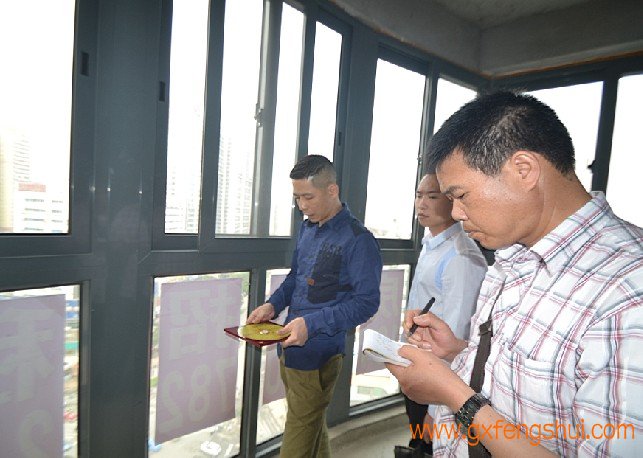 黄俊文师傅现场指导学生操盘