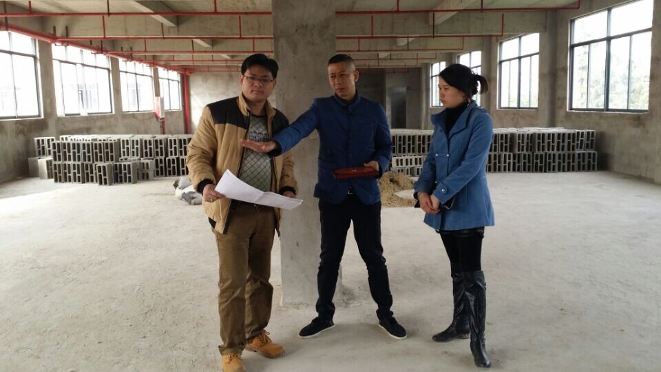 2014年12月，黄俊文师傅为顾客铺面风水设计布局
