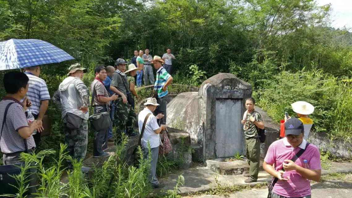 黄俊文老师对夏威将军老祖坟进行风水考察点评